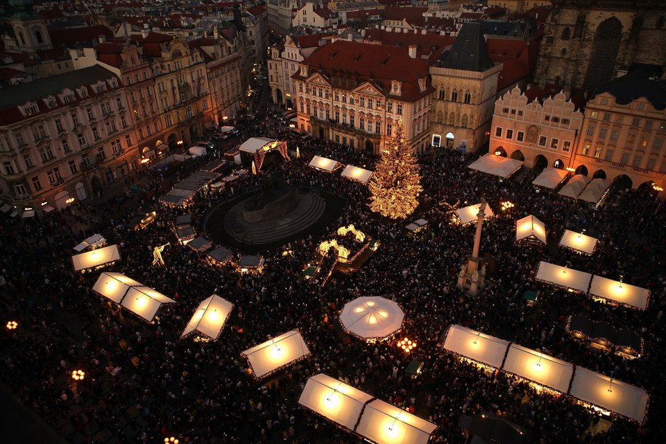 Người dân thăm chợ Giáng sinh tại Praha, Cộng hòa Séc. (Ảnh: THX/TTXVN)