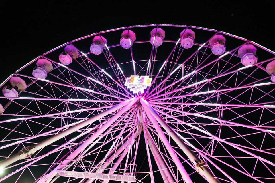 Vòng đu quay được thắp sáng rực rỡ tại chợ Giáng sinh ở Katowice, Ba Lan. (Ảnh: PAP/TTXVN)