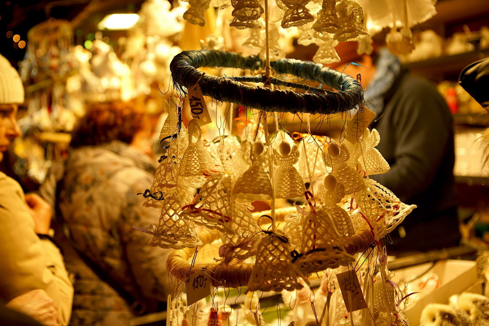 Đồ trang trí được bày bán tại chợ Giáng sinh ở Praha, Cộng hòa Séc. (Ảnh: THX/TTXVN)