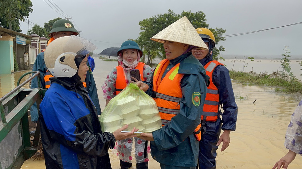 Trao cơm cho người dân xã Vĩnh Long. (Ảnh: Thanh Thủy/TTXVN)