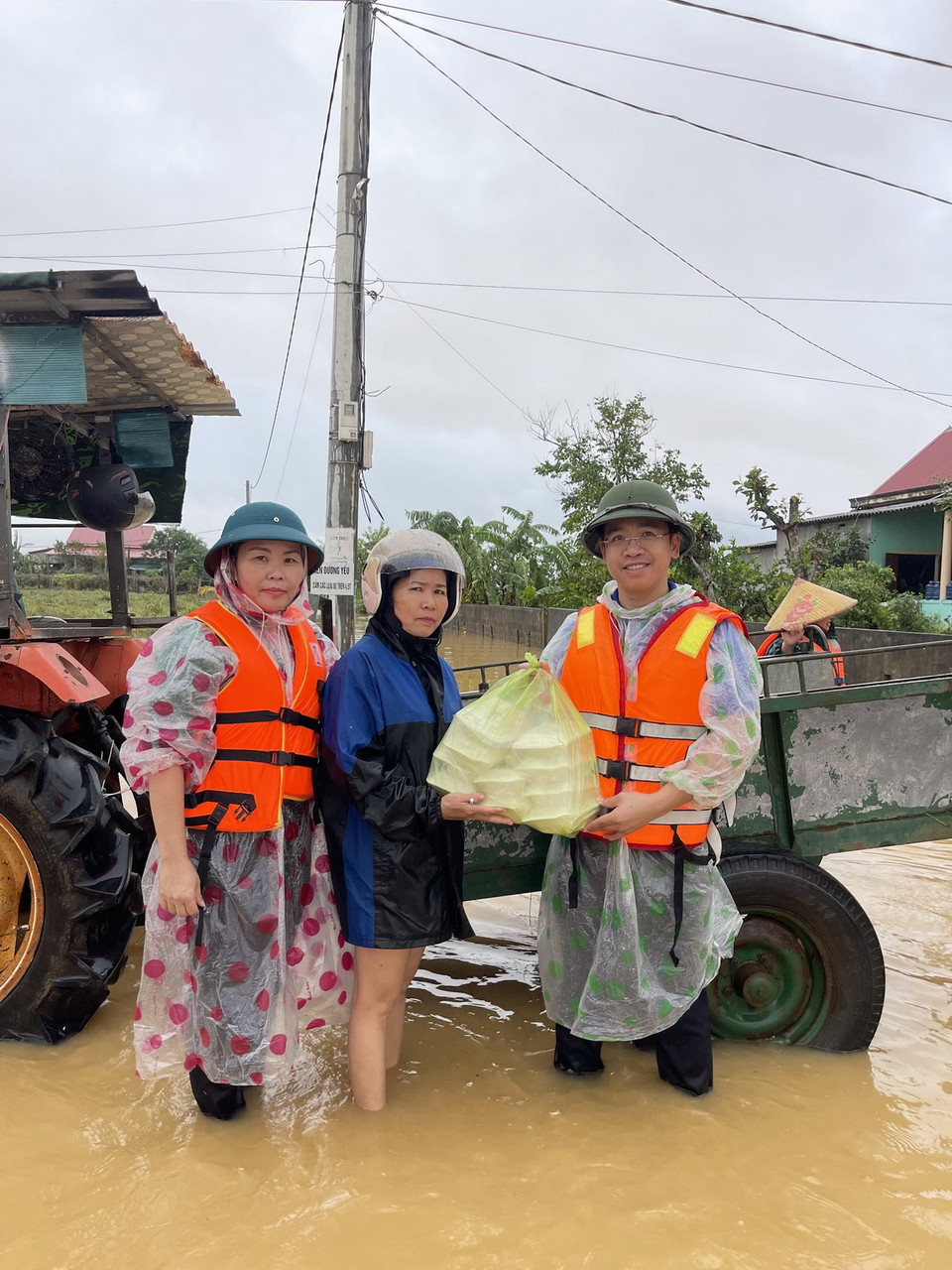 Hỗ trợ lương thực, thực phẩm cho người dân xã Vĩnh Long đang bị ngập trong nước. (Ảnh: Thanh Thủy/TTXVN)
