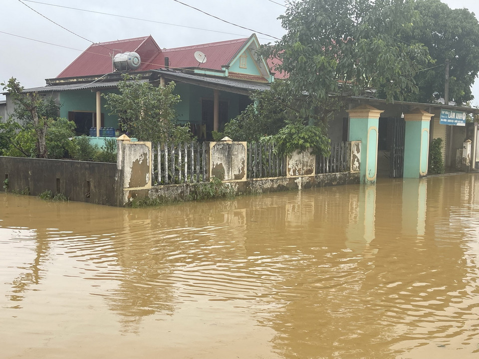 Hiện cả xã Vĩnh Long đang có khoảng 600 hộ dân bị ngập. (Ảnh: Thanh Thủy/TTXVN)