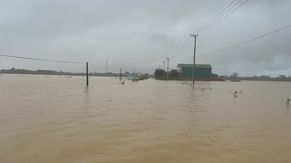 Nhiều tuyến đường liên xã Vĩnh Long bị ngập sâu trong nước. (Ảnh: Thanh Thủy/TTXVN)