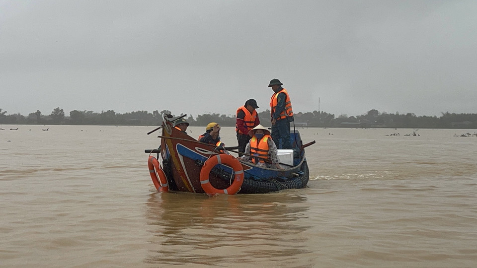 Vận chuyển lương thực, thực phẩm bằng thuyền cho 600 hộ dân xã Vĩnh Long. (Ảnh: Thanh Thủy/TTXVN)