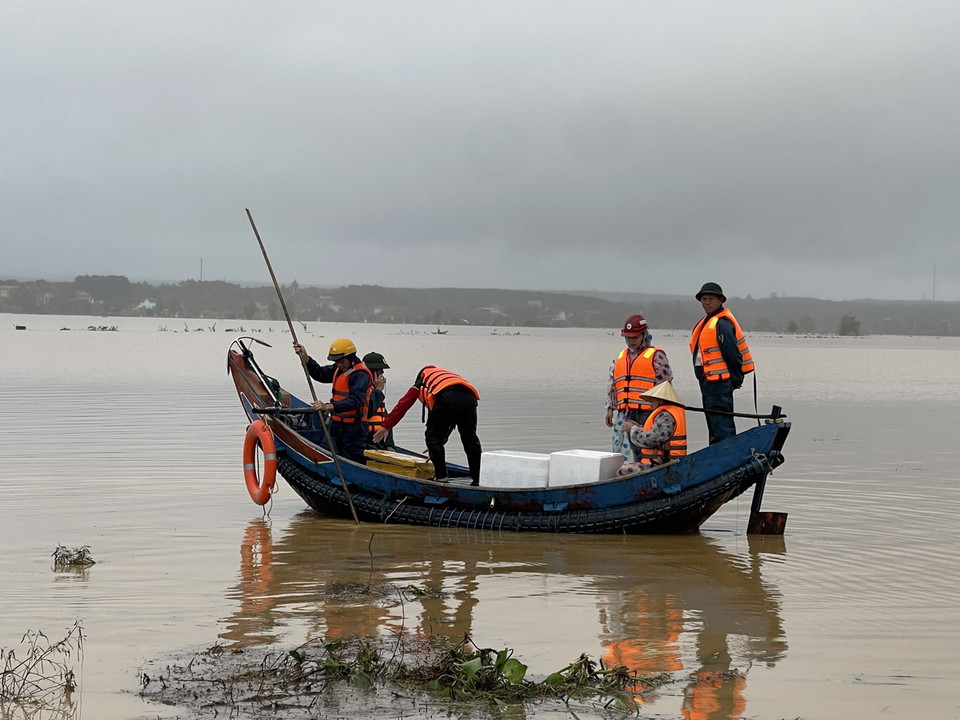 Vận chuyển lương thực, thực phẩm bằng thuyền cho 600 hộ dân xã Vĩnh Long. (Ảnh: Thanh Thủy/TTXVN)