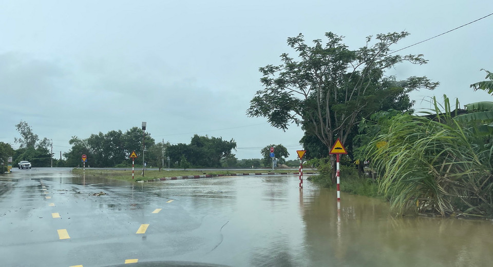 Tuyến đường 574 ngập sâu nối từ xã Hiền Thành về xã Kim Thạch (huyện Vĩnh Linh). (Ảnh: Thanh Thủy/TTXVN)