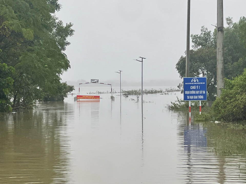 Tuyến đường về xã Vĩnh Long bị ngập sâu trong nước gây chia cắt. (Ảnh: Thanh Thủy/TTXVN)