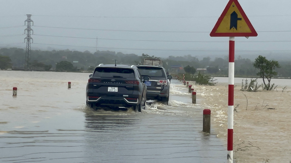 Tuyến đường 574 ngập sâu nối từ xã Hiền Thành về xã Kim Thạch (huyện Vĩnh Linh). (Ảnh: Thanh Thủy/TTXVN)