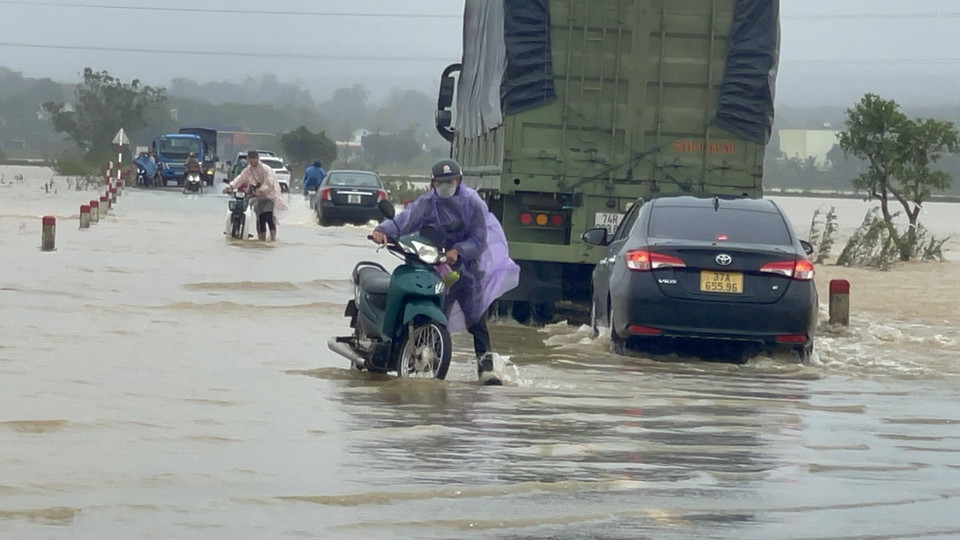 Tuyến đường 574 ngập sâu nối từ xã Hiền Thành về xã Kim Thạch (huyện Vĩnh Linh). (Ảnh: Thanh Thủy/TTXVN)