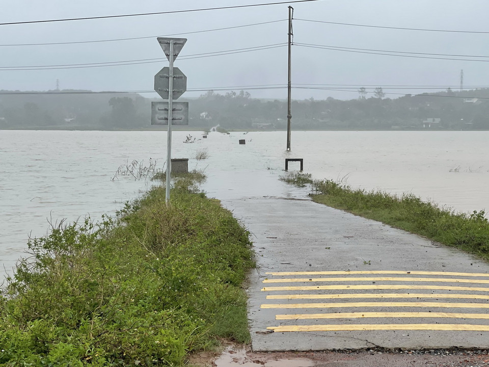 Các tuyến đường liên thôn, liên xã bị ngập sâu trong nước. (Ảnh: Thanh Thủy/TTXVN)