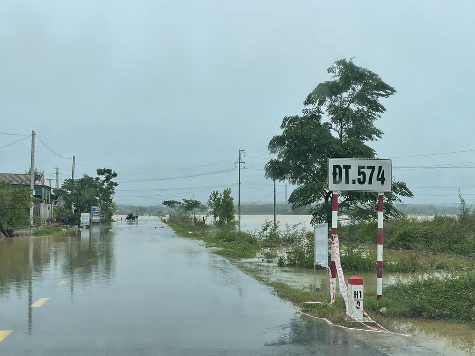 Tuyến đường 574 ngập sâu nối từ xã Hiền Thành về xã Kim Thạch (huyện Vĩnh Linh). (Ảnh: Thanh Thủy/TTXVN)