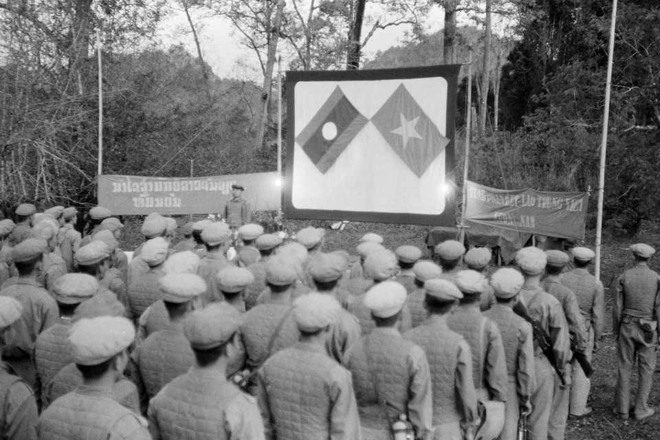 Quân tình nguyện Việt Nam tại mặt trận miền Tây (Lào) chuẩn bị lên đường làm nhiệm vụ. (Ảnh: TTXVN)