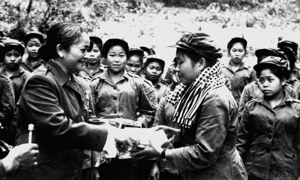 Chủ tịch Hội Liên hiệp Phụ nữ miền Nam Việt Nam Nguyễn Thị Định trao tặng phẩm cho đại đội nữ pháo binh trong chuyến thăm hữu nghị vùng giải phóng Lào (25-29/4/1974). (Ảnh: Tư liệu TTXVN)