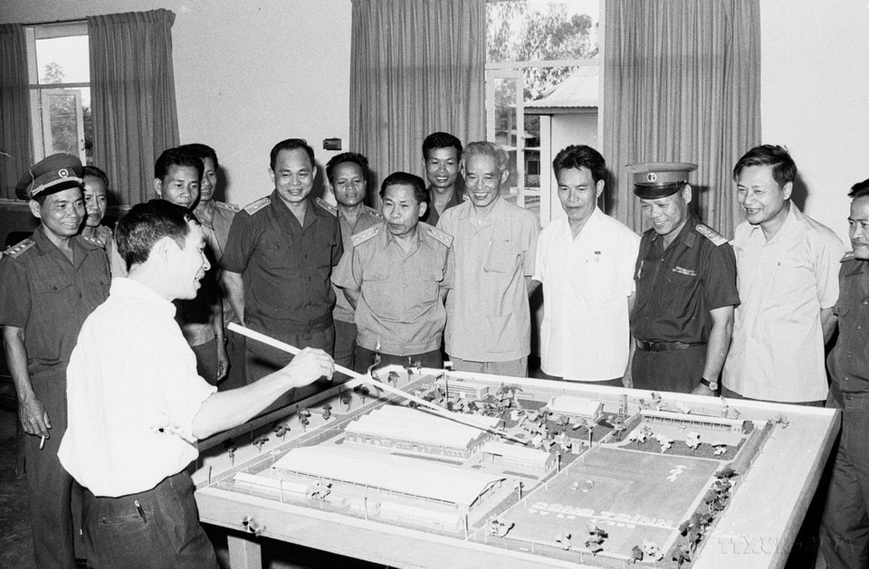 Sa bàn Nhà máy cơ khí hữu nghị Lào-Việt Nam, đây là nhà máy cơ khí đầu tiên ở Lào do quân đội Việt Nam giúp quân đội Lào thiết kế và xây dựng (1982). (Ảnh: TTXVN)