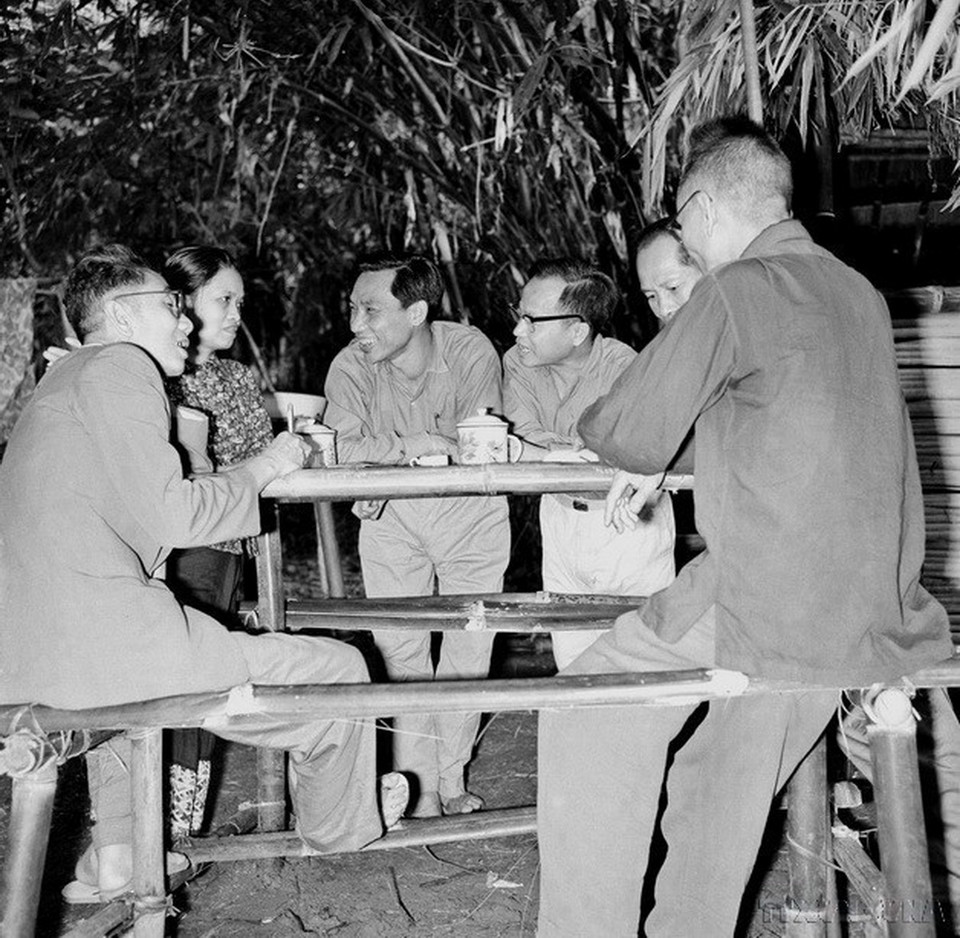 Các đồng chí Đoàn ủy Đoàn công tác miền Tây (Đoàn chuyên gia quân sự 959) họp bàn với lãnh đạo Ủy ban Trung ương Mặt trận Lào yêu nước (1971). (Ảnh: TTXVN)