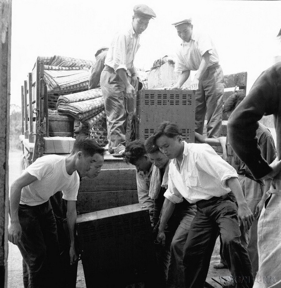 Máy móc của Thông tấn xã Việt Nam và Đài phát thanh Việt Nam được đưa đến Xiengkhuang để giúp Lào xây dựng đài phát thanh Xiengkhuang. (Ảnh: TTXVN)