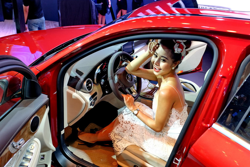 Những mẫu xe mới nhất với nhiều tính năng công nghệ hiện đại, thực sự thu hút đông đảo khách đến tham quan và trải nghiệm. (Ảnh: Thế Anh/TTXVN)