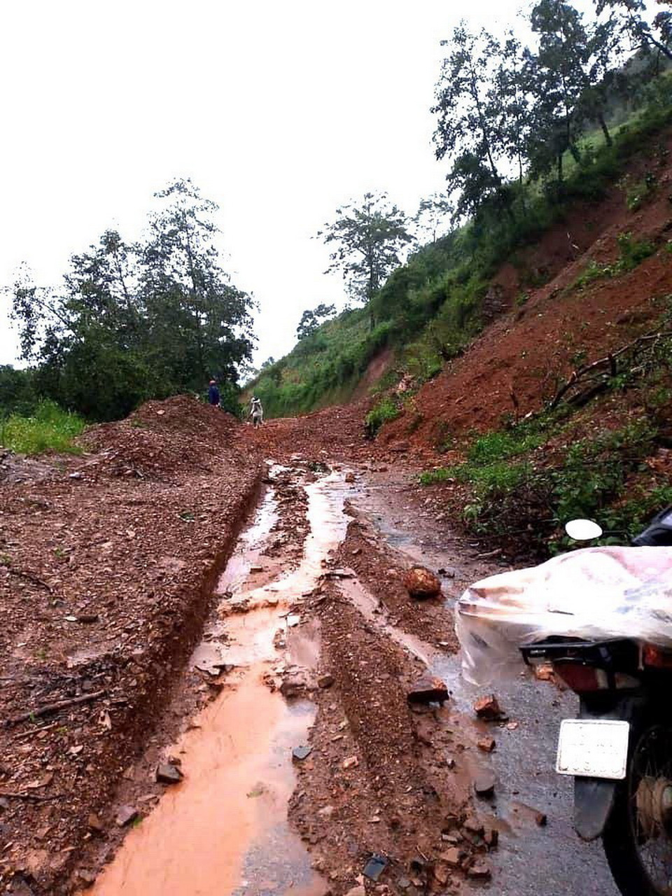 Nhiều tuyến đường giao thông huyết mạch của huyện Đồng Văn (Hà Giang) bị sạt lở nghiêm trọng. (Ảnh: TTXVN phát)