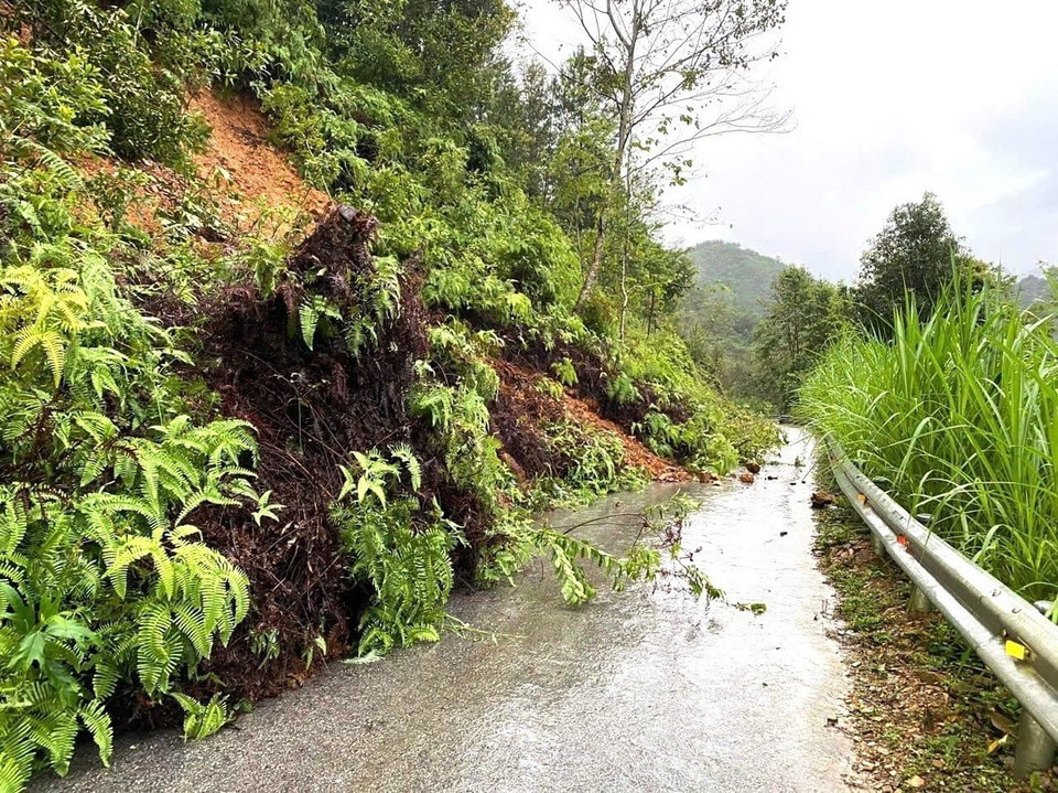 Mưa lũ lớn trong nhiều giờ gây sạt lở tuyến đường giao thông đi xã Lũng Cú, huyện Đồng Văn (Hà Giang). (Ảnh: TTXVN phát)