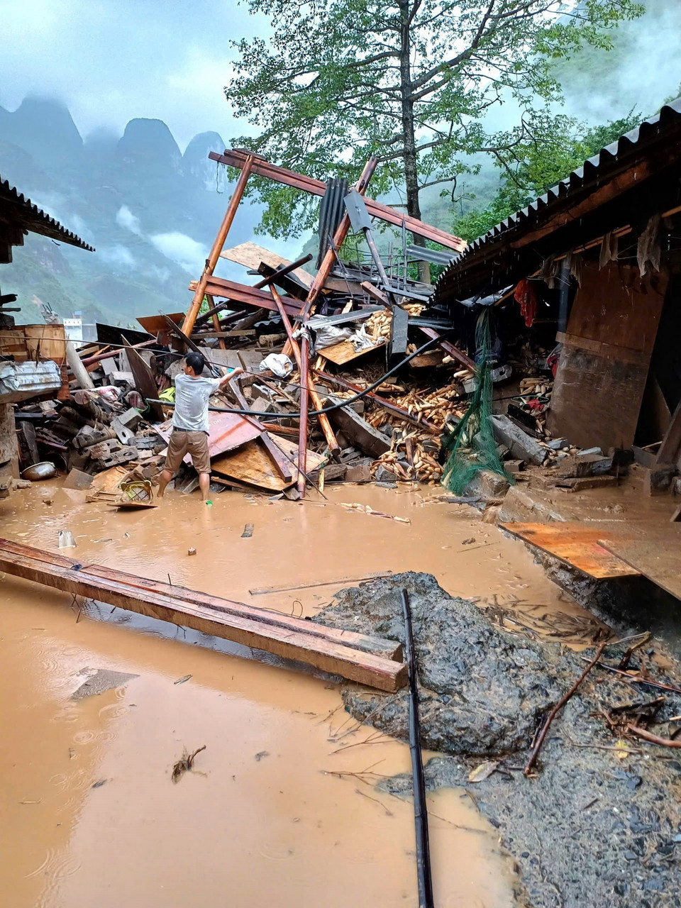 Mưa lũ lớn trong nhiều giờ làm sập, cuốn trôi 4 ngôi nhà ở thôn Bờ Sông, xã Xín Cái, huyện Mèo Vạc, tỉnh Hà Giang. (Ảnh: TTXVN phát)