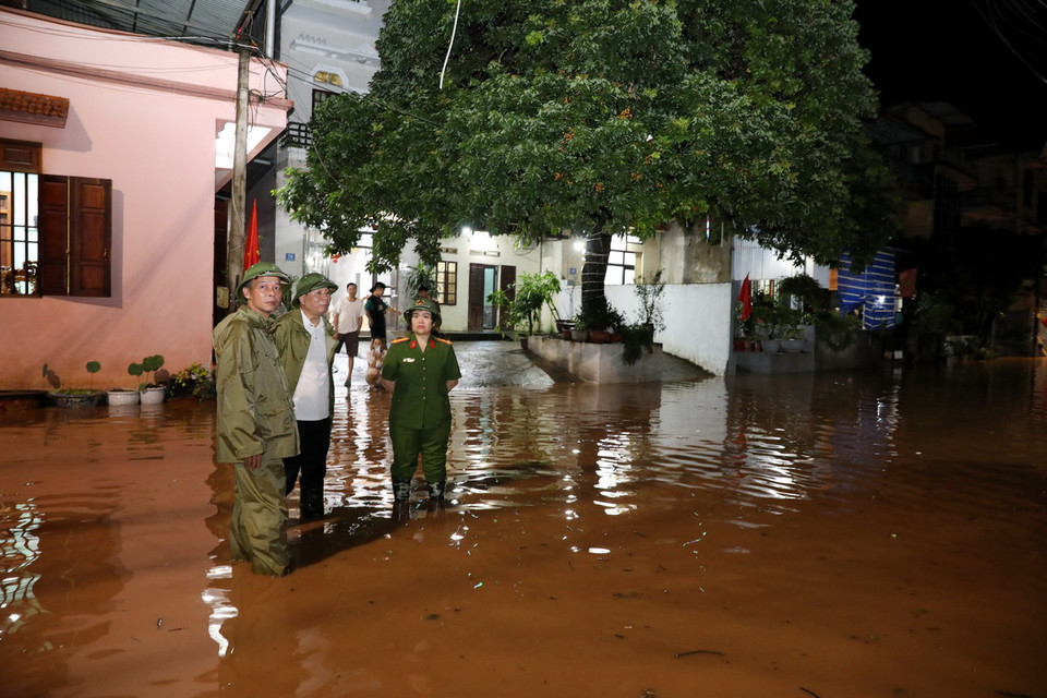 Lãnh đạo Ủy ban Nhân dân thành phố và Công an thành phố Lạng Sơn kiểm tra công tác hỗ trợ nhân dân di chuyển đồ đạc của lực lượng chức năng. (Ảnh: Văn Đạt/TTXVN)