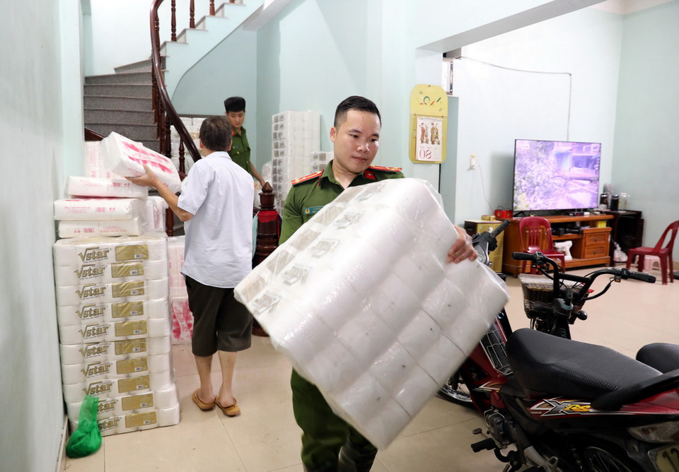 Lực lượng chức năng thành phố Lạng Sơn hỗ trợ gia đình bà Mai Thị Liên ở đường Trương Nhị, phường Chi Lăng, thành phố Lạng Sơn di chuyển đồ đạc đến nơi an toàn. (Ảnh: Văn Đạt/TTXVN)