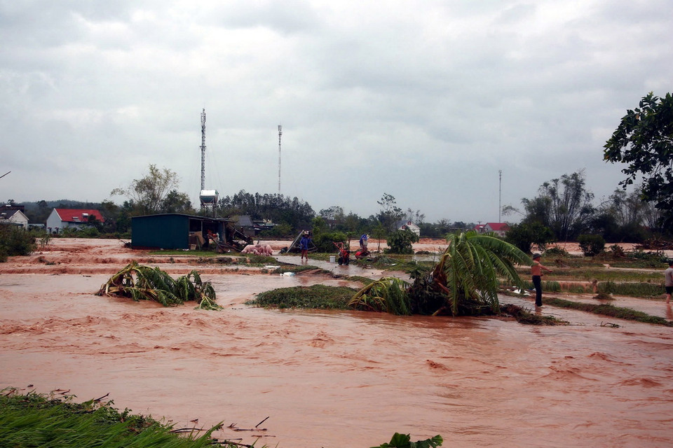 Sự cố tràn đập Hà Thanh, xã Đông Hải, huyện Tiên Yên, gây thiệt hại lớn. (Ảnh: TTXVN phát)