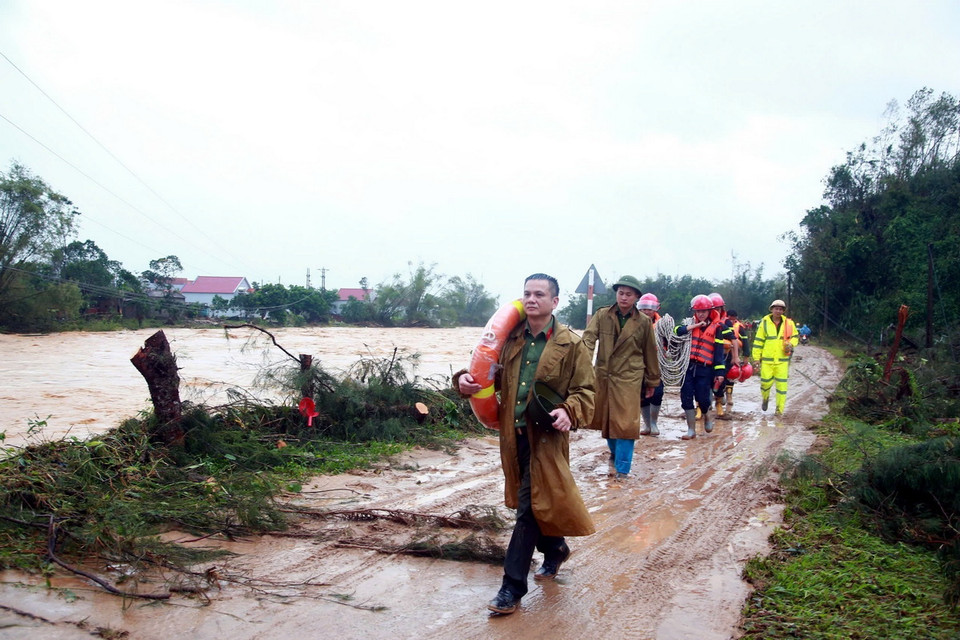 Các lực lượng đến nơi xảy ra sự cố tràn đập để kịp thời ứng cứu. (Ảnh: TTXVN phát)