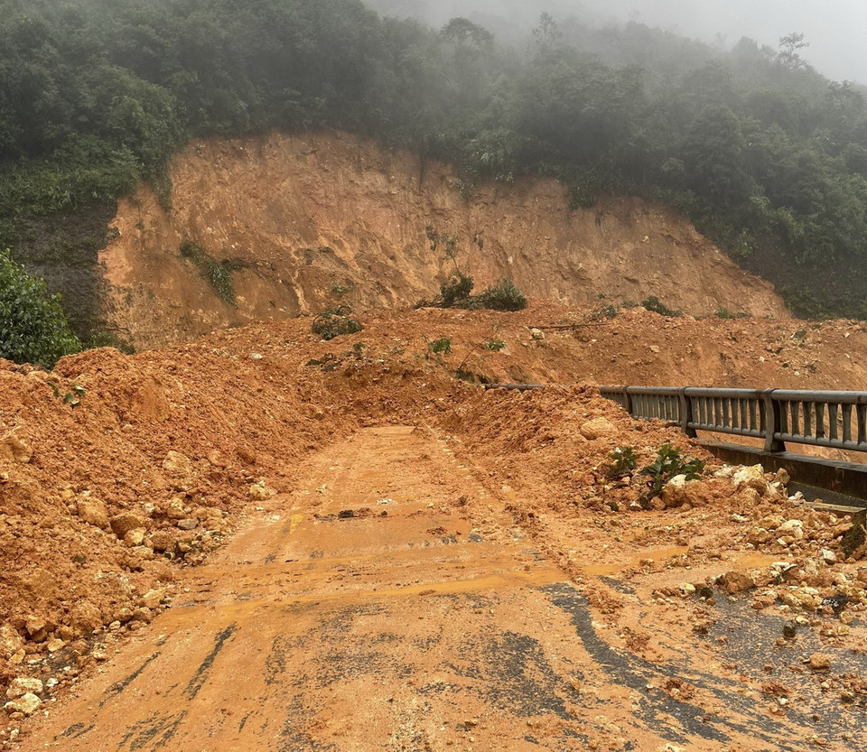 Taluy dương bị sạt lở khiến đất đá tràn xuống Quốc lộ 4D. (Ảnh: TTXVN phát)