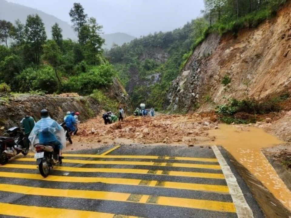 Nhiều điểm sạt lở xuất hiện tại Quốc lộ 4D đoạn qua xã Sơn Bình, huyện Tam Đường, khiến các phương tiện tạm thời không thể lưu thông từ Lai Châu sang Sa Pa và ngược lại. (Ảnh: TTXVN phát.)