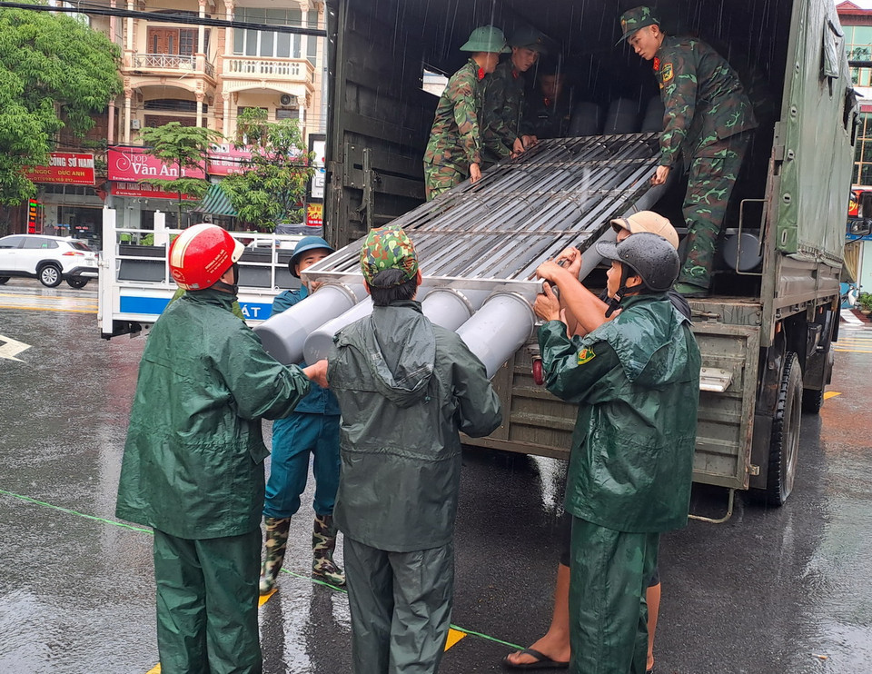 Các lực lượng triển khai phương tiện ứng cứu người dân vùng nguy cơ lũ lụt. (Ảnh: Đức Thọ/TTXVN)