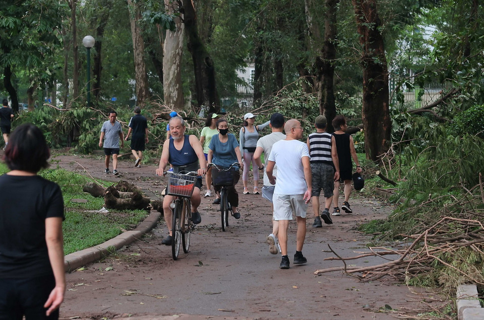 Công viên Thống Nhất đón nhiều người dân đến tập thể dục, đi dạo sau bão số 3. (Ảnh: Hoàng Hiếu/TTXVN)