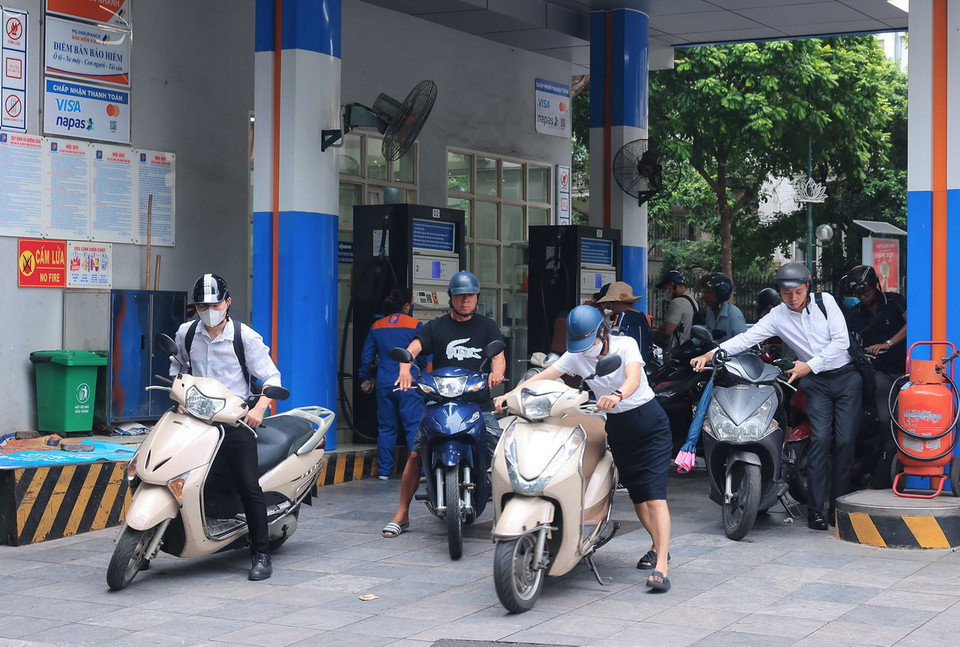 Cây xăng đón nhiều khách hàng đến đổ xăng sáng 9/9. (Ảnh: Hoàng Hiếu/TTXVN)