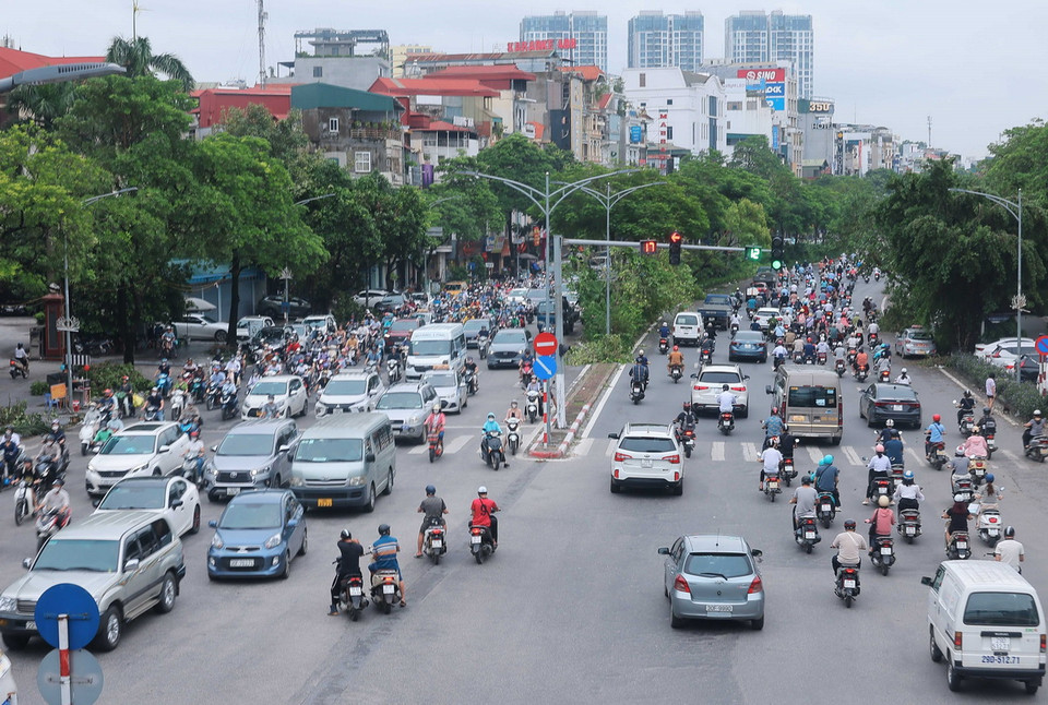 Đường Trần Khát Chân, quận Hai Bà Trưng trở lại đông đúc sáng 9/9. (Ảnh: Hoàng Hiếu/TTXVN)