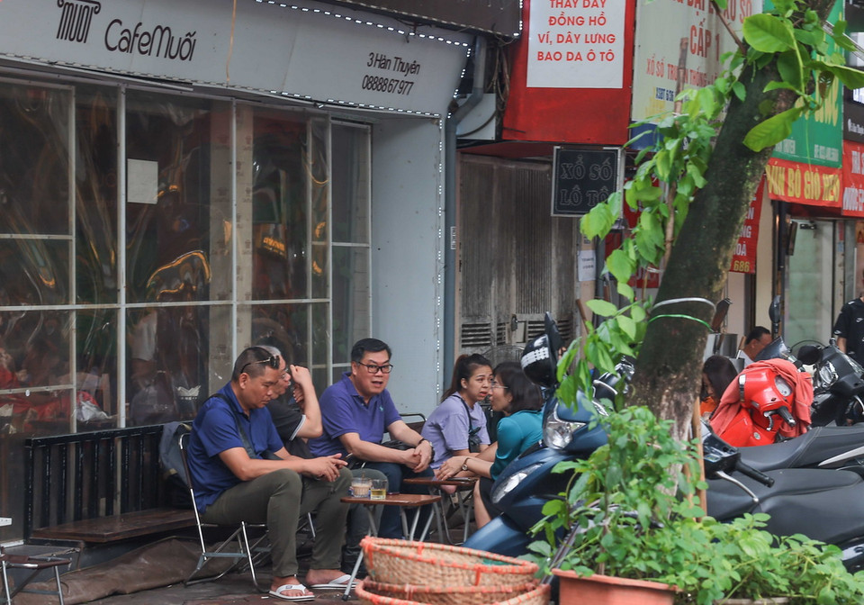 Các quán cà phê Hà Nội trở lại nhịp điệu vốn có với nhiều khách đến thưởng thức buổi sáng sớm. (Ảnh: Hoàng Hiếu/TTXVN)