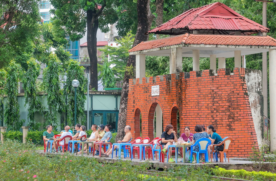 Người dân nghỉ ngơi, thư giãn tại công viên Thống Nhất sáng 9/9. (Ảnh: Hoàng Hiếu/TTXVN)