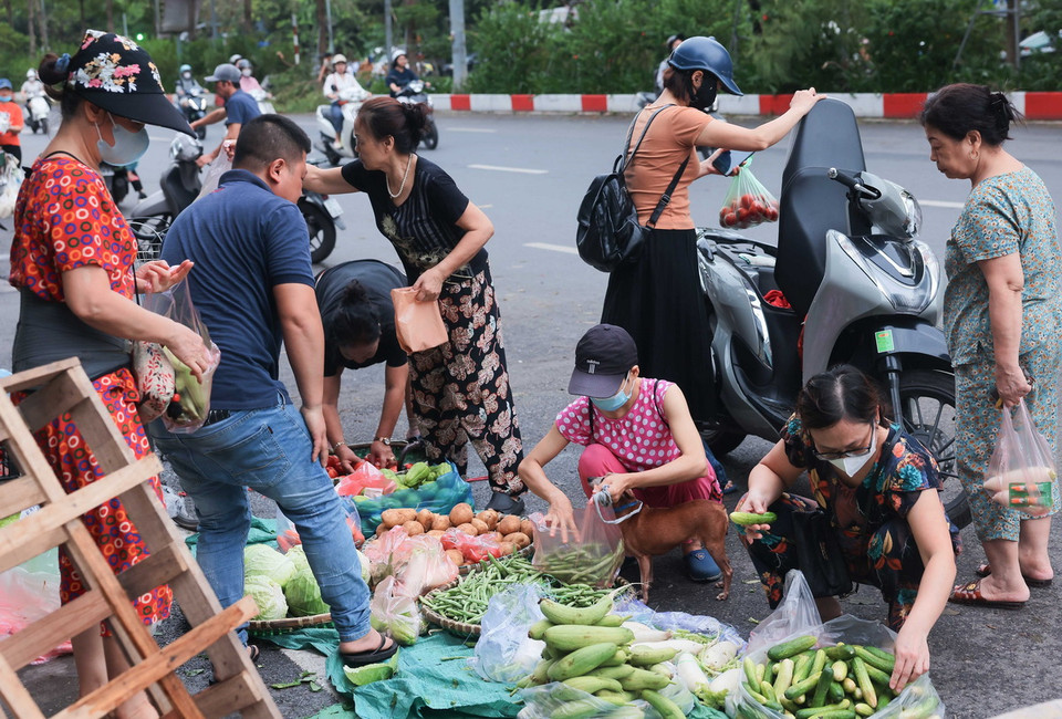 Người dân mua sắm tại chợ dân sinh trên phố Đại Cồ Việt. (Ảnh: Hoàng Hiếu/TTXVN)