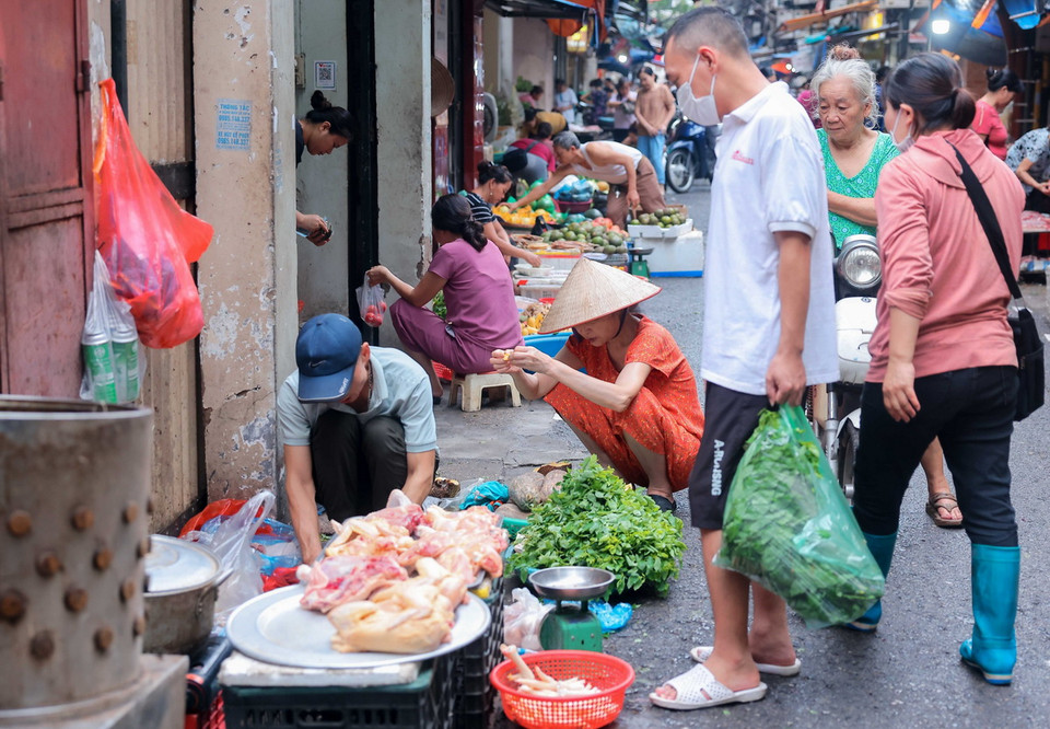 Từ hơn 6h sáng 9/9, nhiều người dân đi chợ Trại Găng, quận Hai Bà Trưng. (Ảnh: Hoàng Hiếu/TTXVN)