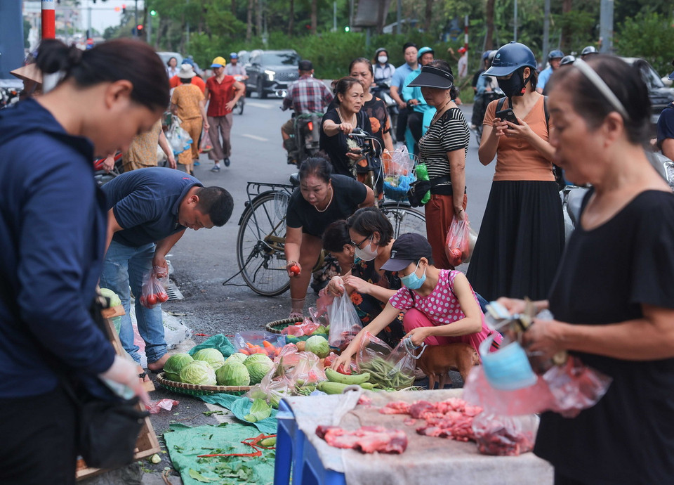 Nhiều người dân tranh thủ đi chợ lúc sáng sớm (ảnh chụp lúc 6h30 trên phố Đại Cồ Việt). (Ảnh: Hoàng Hiếu/TTXVN)