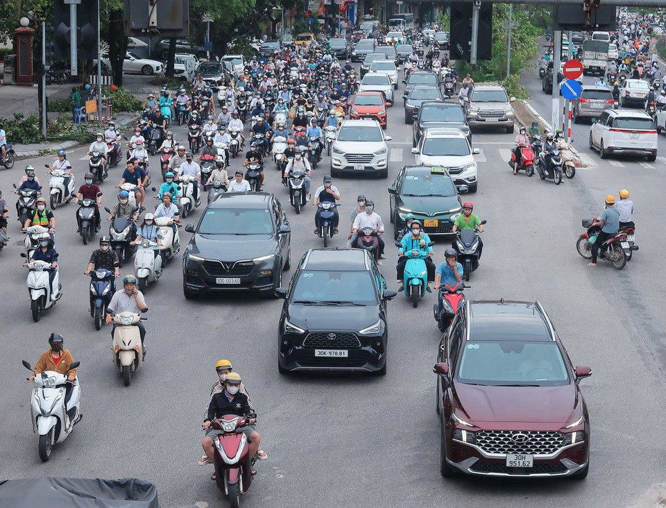 Đường Trần Khát Chân trở lại đông đúc sáng 9/9. (Ảnh: Hoàng Hiếu/TTXVN)