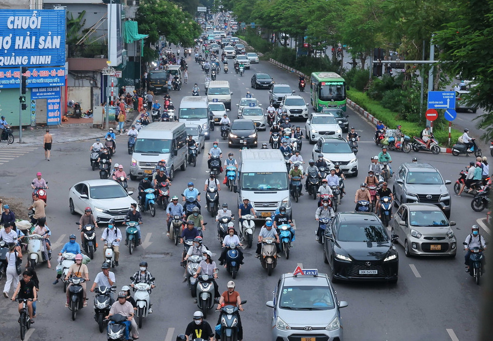 Lúc 7h, đường Đại Cồ Việt lại đông đúc người và phương tiện. (Ảnh: Hoàng Hiếu/TTXVN)