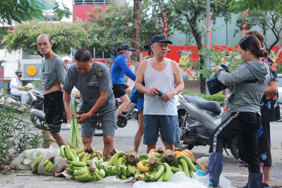 7h sáng, người dân tranh thủ mua sắm tại chợ dân sinh trên phố Đại Cồ Việt. (Ảnh: Hoàng Hiếu/TTXVN)