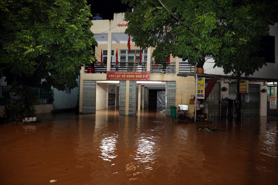 Nhiều ngôi nhà, tuyến đường giao thông ở khối Cửa Bắc, phường Chi Lăng, thành phố Lạng Sơn, bị nước tràn vào nhà gây ngập úng. (Ảnh: Văn Đạt/TTXVN)