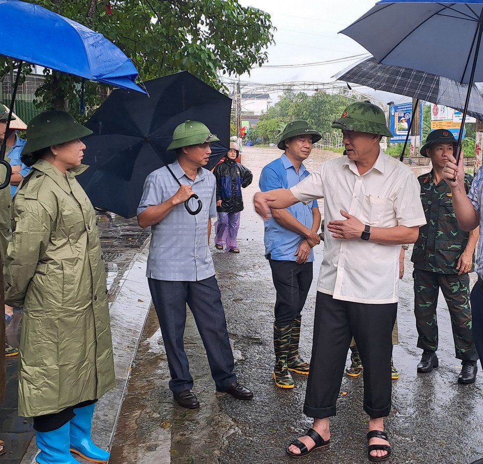 Chủ tịch UBND tỉnh Hà Giang Nguyễn Văn Sơn (Áo trắng) trực tiếp xuống địa bàn bị ngập lụt để kiểm tra và chỉ đạo công tác ứng cứu người dân. (Ảnh: Đức Thọ/TTXVN)