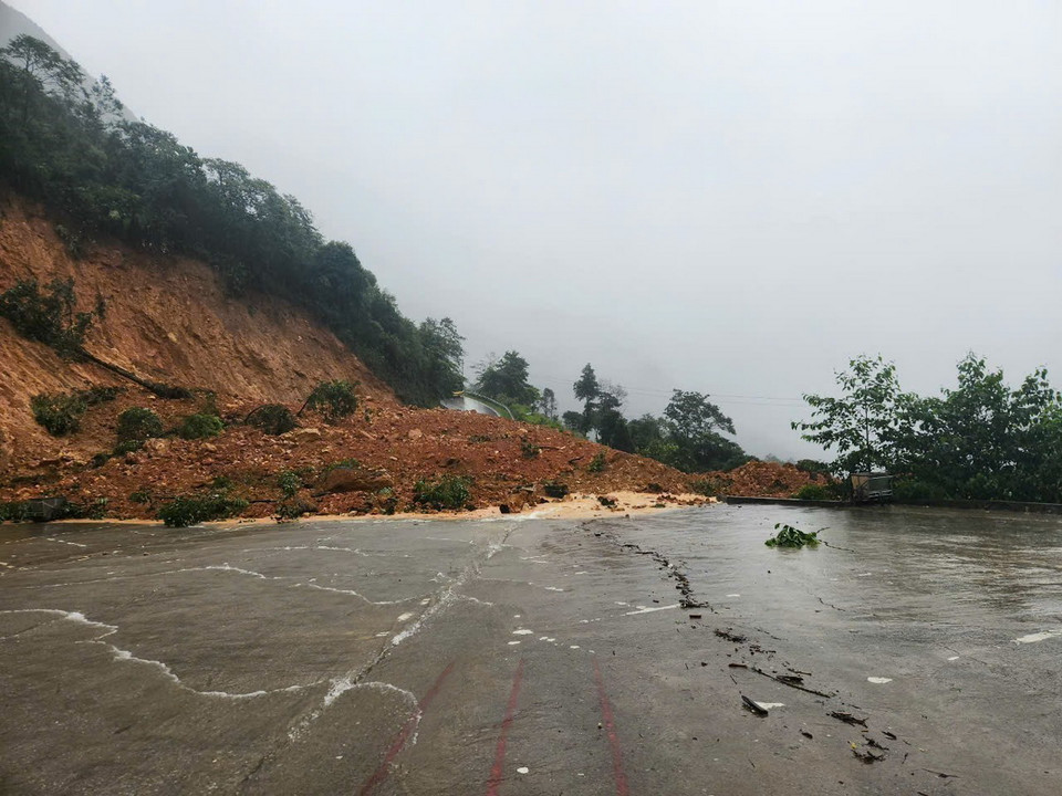 Sạt lở Quốc lộ 4D, đoạn qua xã Sơn Bình, huyện Tam Đường (Lai Châu) khiến các phương tiện không thể lưu thông từ Lai Châu sang Sa Pa và ngược lại. (Ảnh: TTXVN phát)