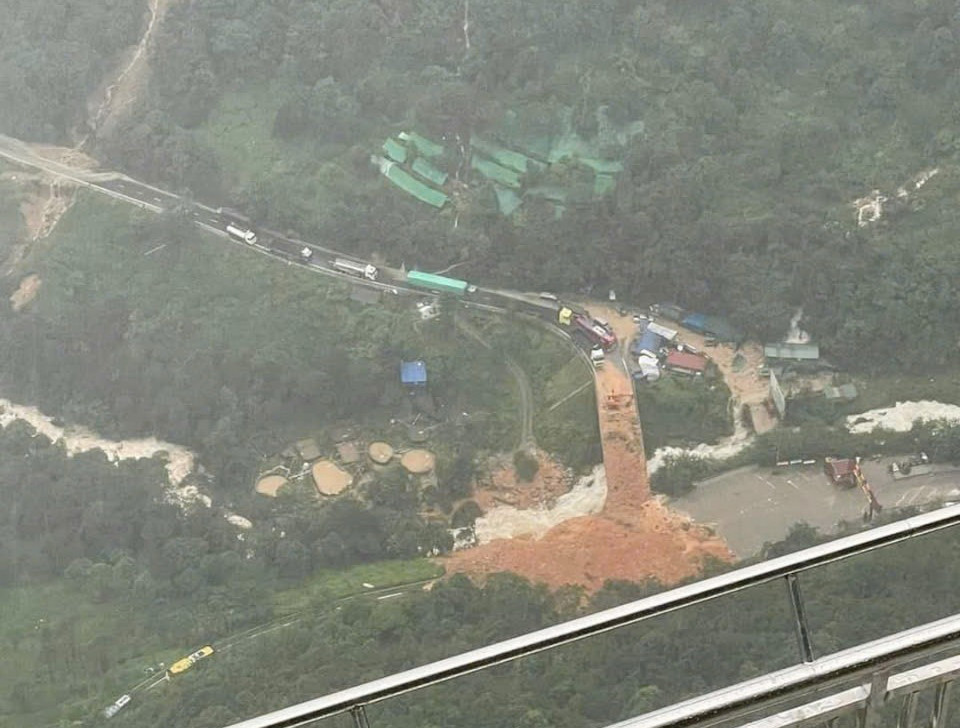 Các phương tiện không thể lưu thông do sạt lở tại Quốc lộ 4D. (Ảnh: TTXVN phát)