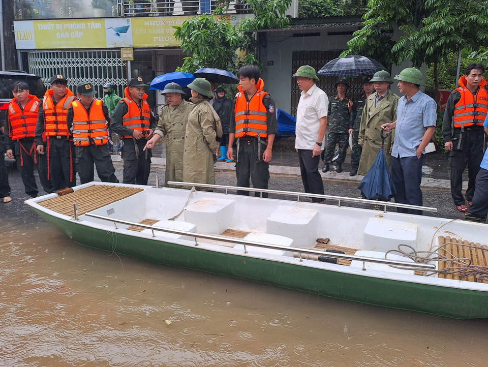 Chủ tịch UBND tỉnh Hà Giang Nguyễn Văn Sơn (Áo trắng) trực tiếp xuống địa bàn bị ngập lụt để kiểm tra và chỉ đạo công tác ứng cứu người dân. (Ảnh: Đức Thọ/TTXVN)