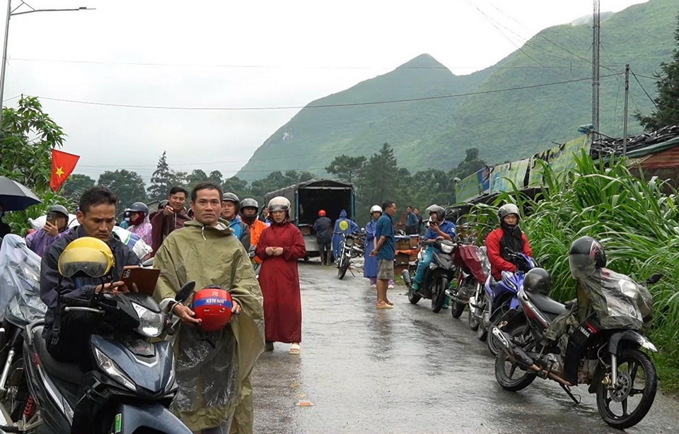 Mưa lớn gây chia cắt cục bộ tại huyện Mèo Vạc (Hà Giang) khiến nhiều người dân không thể lưu thông trên các tuyến đường liên xã. (Ảnh: TTXVN phát)