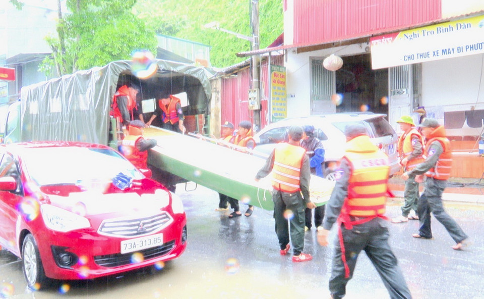 Các lực lượng triển khai phương tiện ứng cứu người dân vùng nguy cơ lũ lụt. (Ảnh: TTXVN phát)