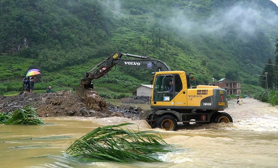 Lực lượng chức năng huyện Mèo Vạc (Hà Giang) triển khai khắc phục hậu quả mưa lụt. (Ảnh: TTXVN phát)